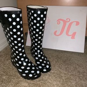 Black with white polka dots rain boot